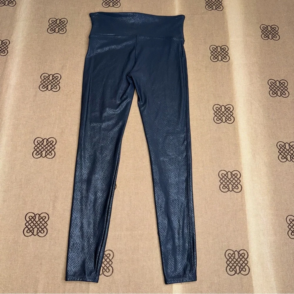 SPANX Faux Leather Croc Legging In Metallic Black Size L
In Excellent Condition - Picture 9 of 15